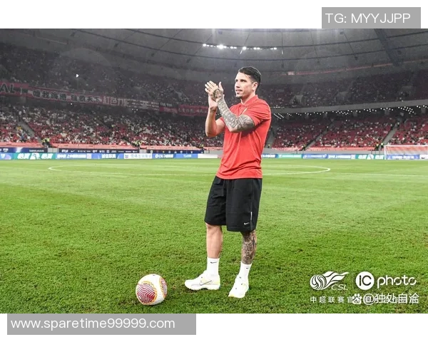 巴西国足球队迎战戈亚斯队全力争胜展现实力与团队合作