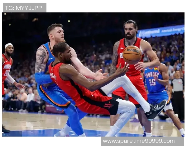 热火与雷霆G4对决精彩回顾球员表现与战术分析全景呈现 热火与雷霆G4对决精彩回顾球员表现与战术分析全景呈现