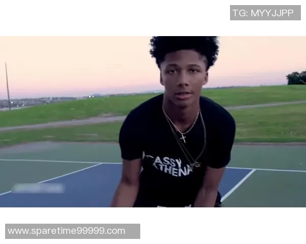 篮球明星米奇的传奇之路与他对年轻球员的影响力探讨